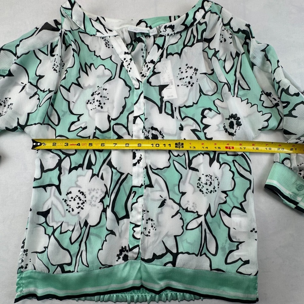 NWT New York & Company Top Womens XS White Green Spring Floral Stretch V-Neck - Picture 4 of 6